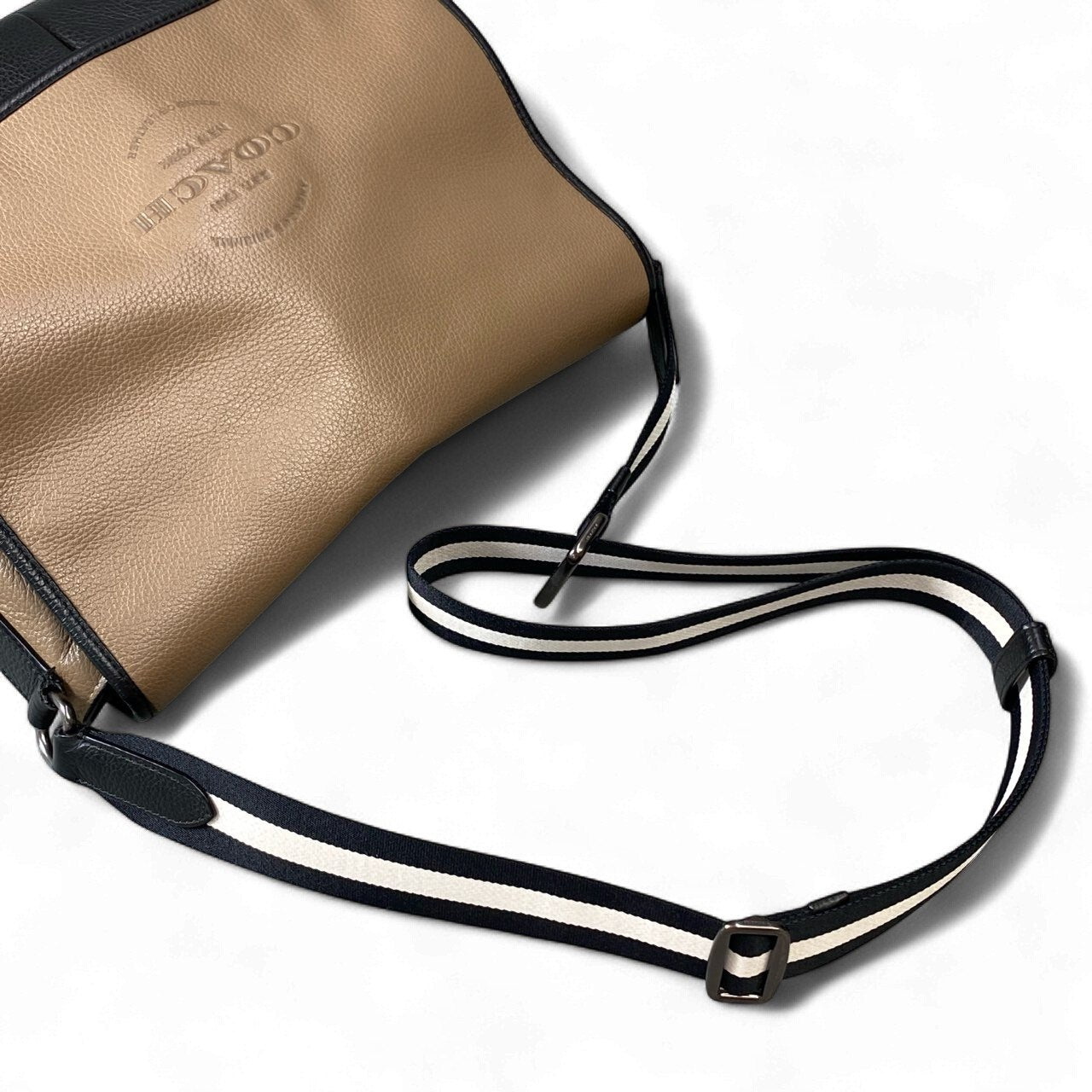 bk18《美品》 COACH コーチ 斜め掛け メッセンジャーバッグ ショルダーバッグ C5395 ベージュ ブラック レザー クロスボディ 鞄 カバン A4収納可 ビジネスt18r