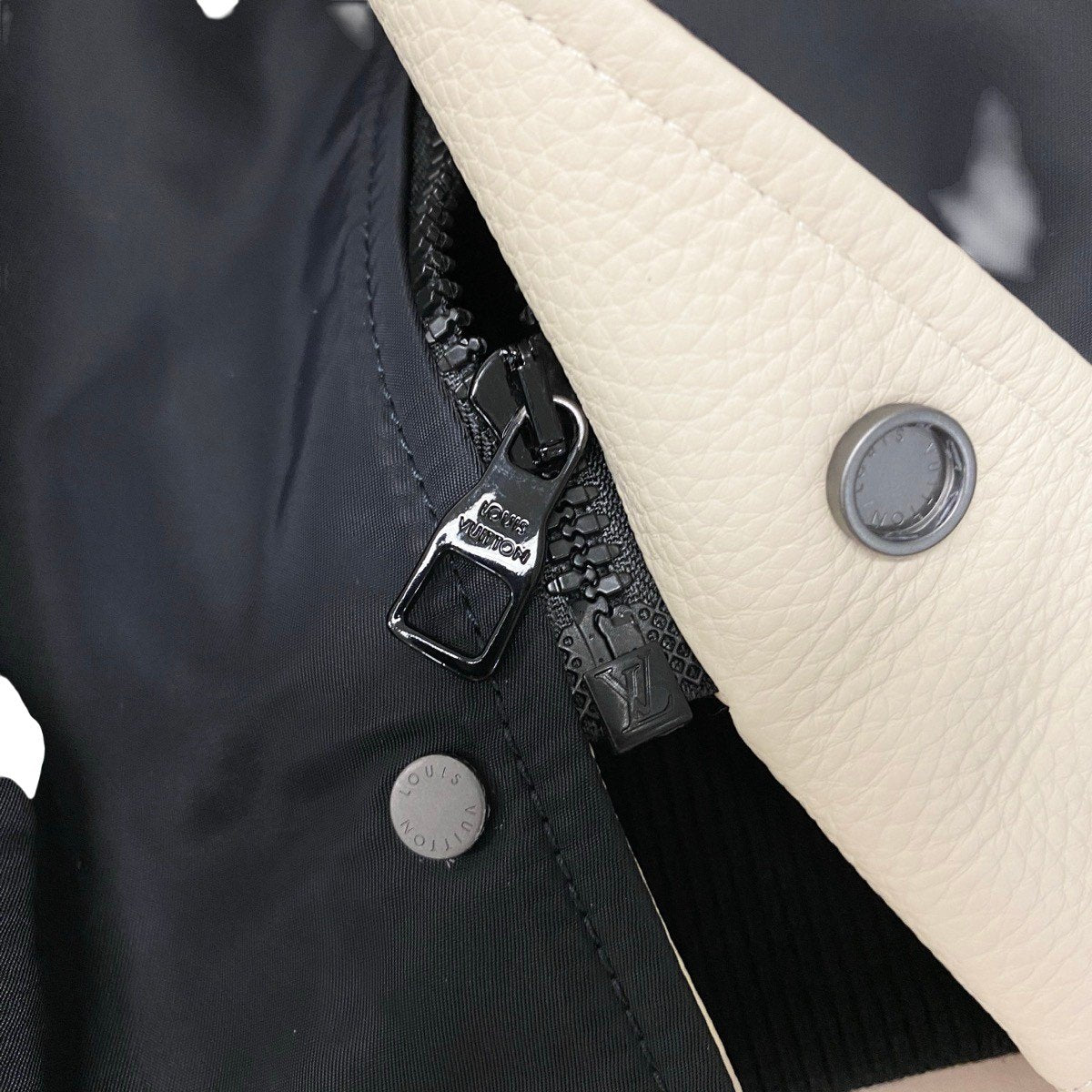 Mf19《未使用品》 LOUIS VUITTON ルイヴィトン 24SS カリグラフィー レザー × ナイロン ジャケット Calligraphy Leather Nylon Jacket サイズ50 ホワイト ブラックt18r