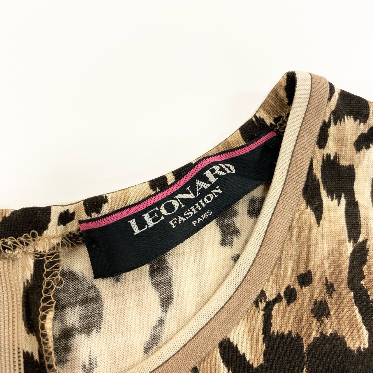 44k28 LEONARD レオナール 長袖カットソー クルーネックトップス ヒョウ柄 総柄 LLサイズ ベージュ系 レディースo07t