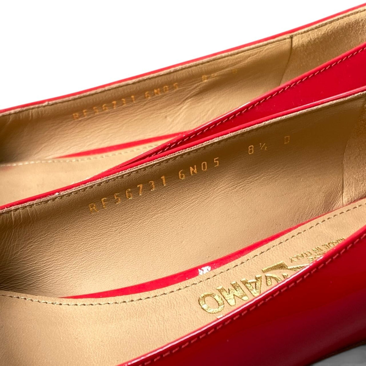 1i7 Salvatore Ferragamo サルヴァトーレフェラガモ ヴァラリボン パンプス フラットシューズ 8.5 レッド パテントレザーu02t