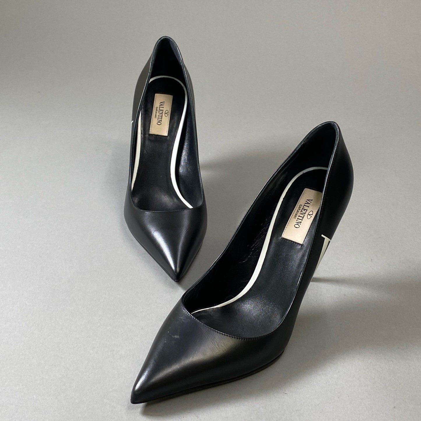 3i30 《極美品》 VALENTINO VLTN ヴァレンティノ ロゴパンプス ハイヒール  ポインテッドトゥ  38サイズ ブラック レザー レディースt18r