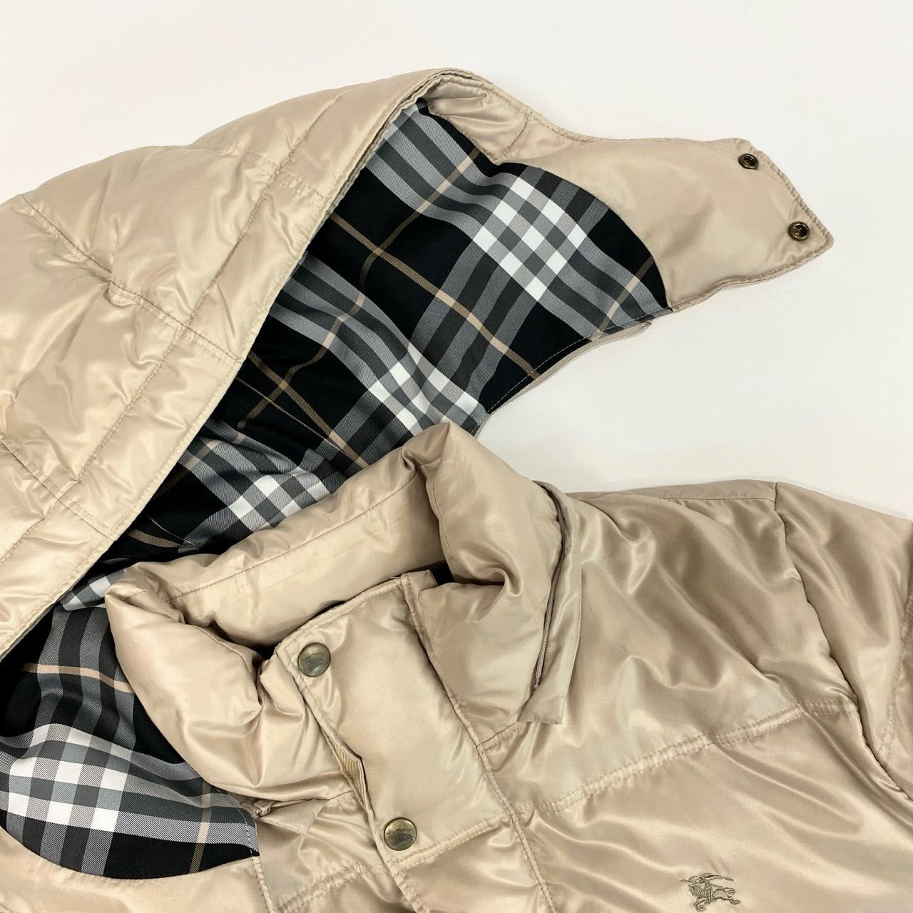 74k4 BURBERRY LONDON BLUE LABEL バーバリー ブルーレーベル ロゴ刺繍 ダウンジャケット 裏地チェック柄 フード着脱可 FCK40-733-40 Mサイズ ライトベージュ メンズo07t