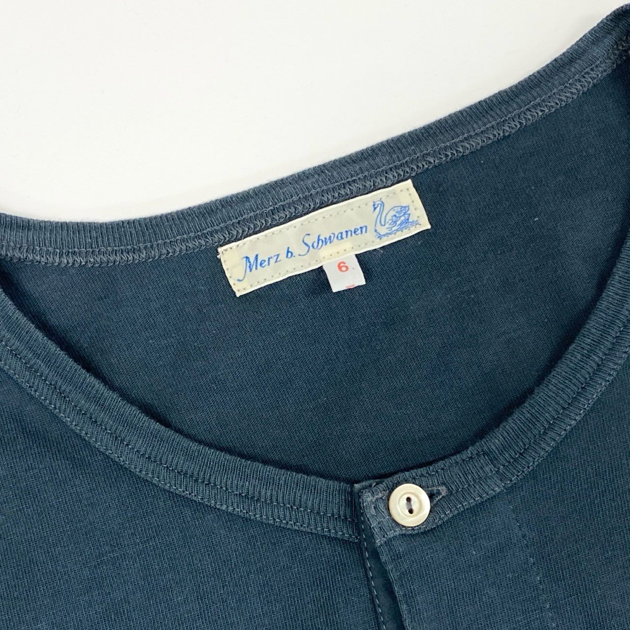 2j27《美品》Merz b. Sbwanen メルツべーシュヴァーネン ヘンリーネック ロングTシャツ トップス コットン100％ 6サイズ ネイビー メンズu02t