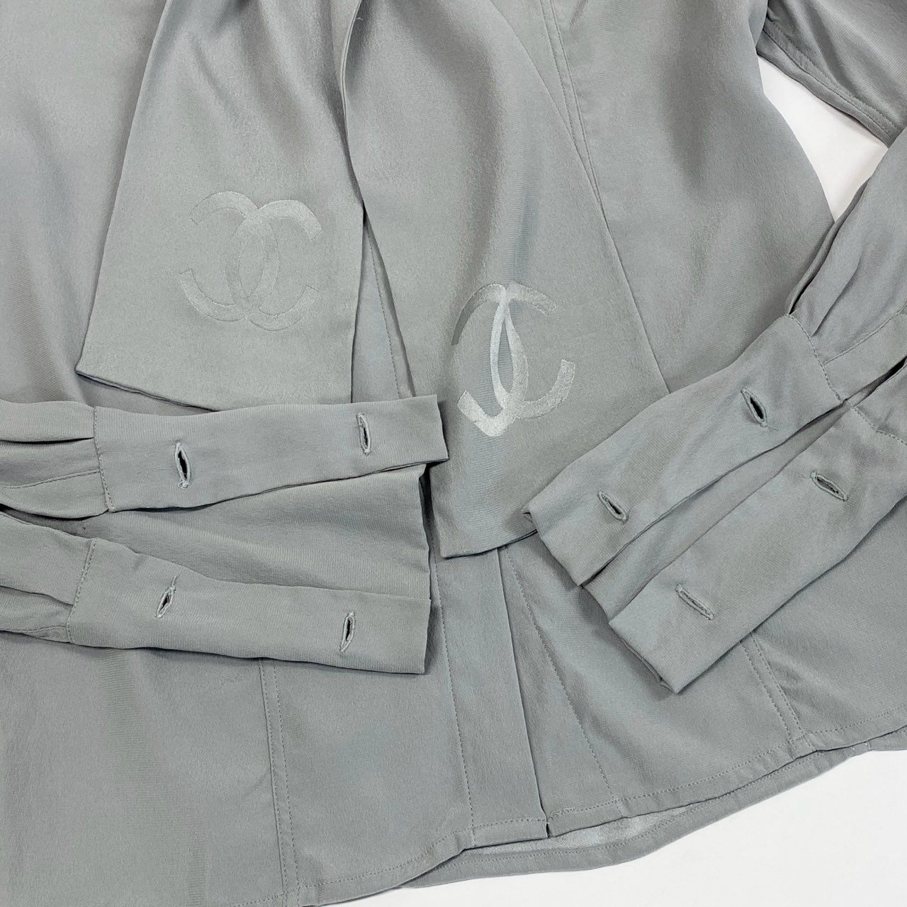 b26 CHANEL ヴィンテージ シャネル 90s ココマーク デカココ ボウタイブラウス シルクブラウス M相当 グレー シルク レディース トップスta1