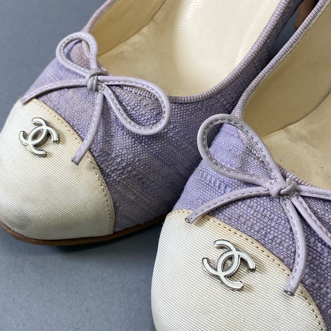 3i30 CHANEL シャネル ココマーク パンプス ヒール リボン バイカラー イタリア製 37 1/2サイズ パープル アイボリー レディースt18r