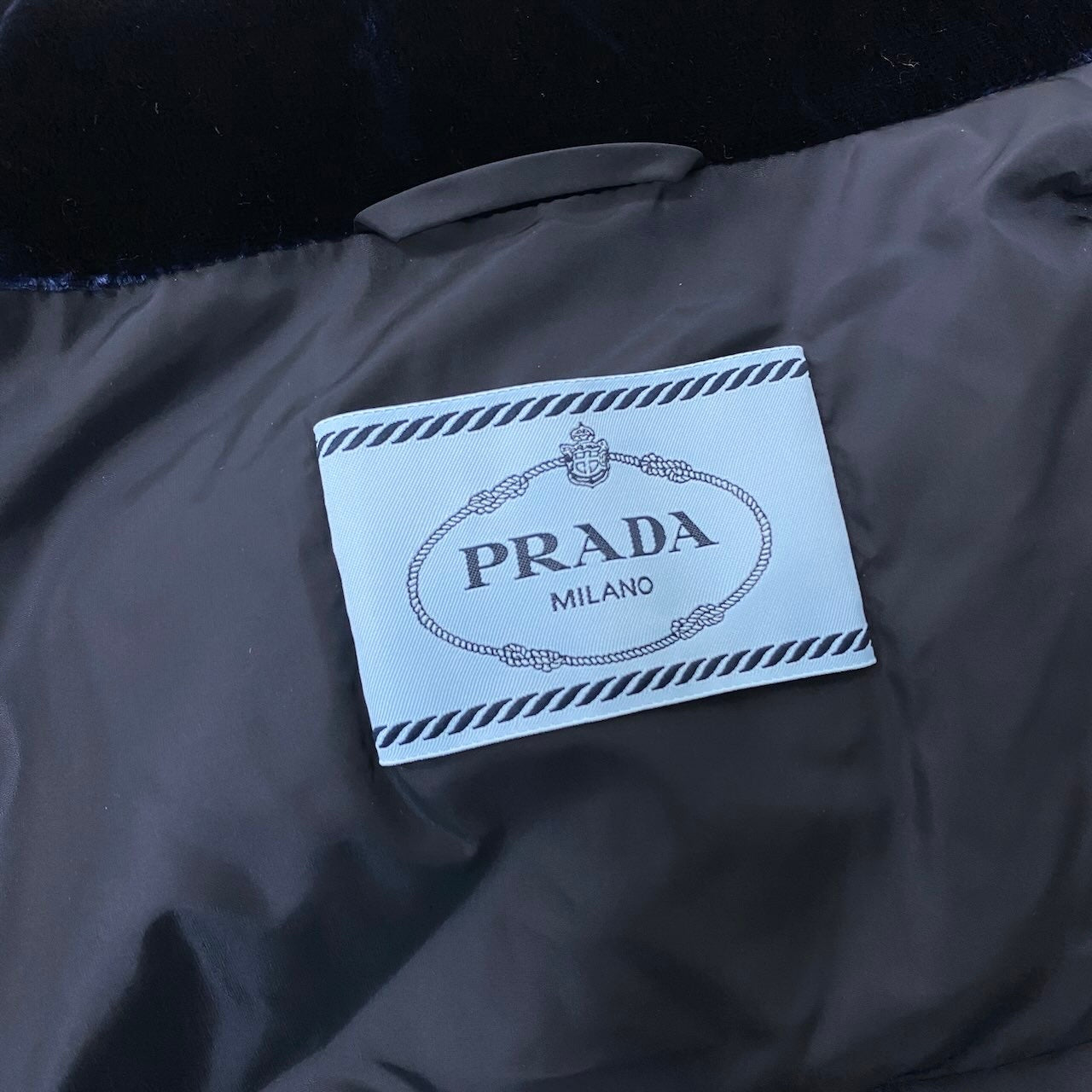 19g1 PRADA プラダ  25AW ベルベット ベロア クロップドダウンジャケット サイズ36 ネイビー系 レディース アウターk02i