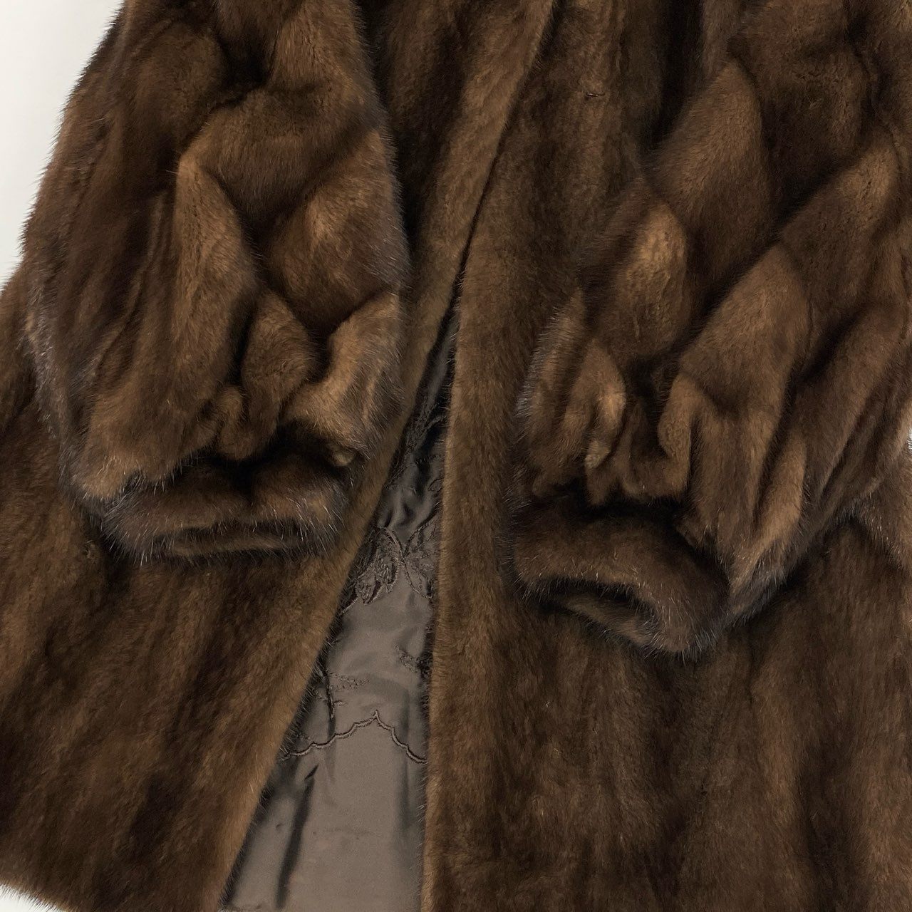 53k10《美品》 SAGA MINK サガミンク デミバフミンク セミロングコート 袖螺旋デザイン M相当 11 ブラウン 本毛皮 MINK FUR COAT 裏地刺繍 リアルファーt18r