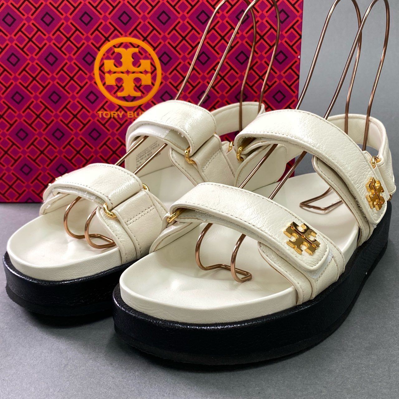 4k11 《美品》 TORY BURCH  トリーバーチ Kira Sport Sandal スポーツサンダル 144328 7M 24cm ホワイト シューズ 箱付き