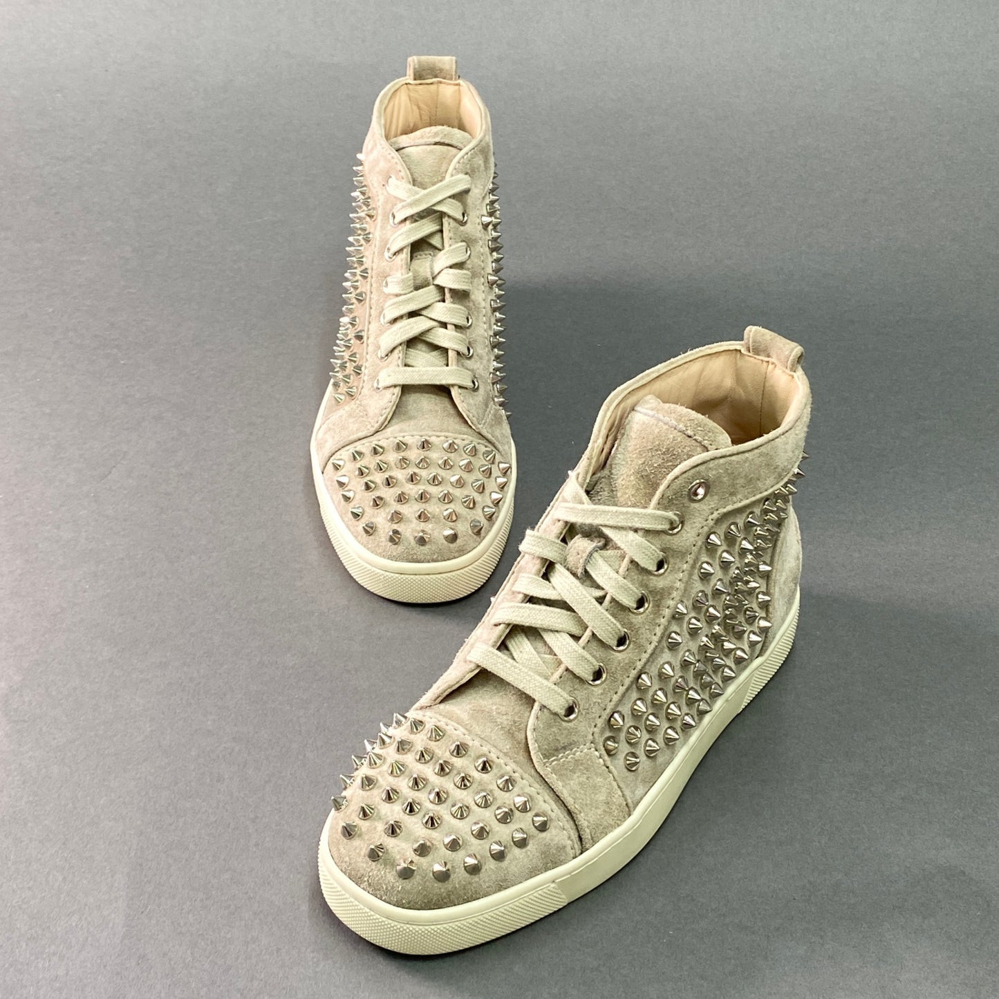 g29《極美品》 Christian Louboutin クリスチャンルブタン LOUIS WOMAN FLAT VEAU スタッズ スニーカー 36 ベージュ スエードレザー シューズ 箱有t18r