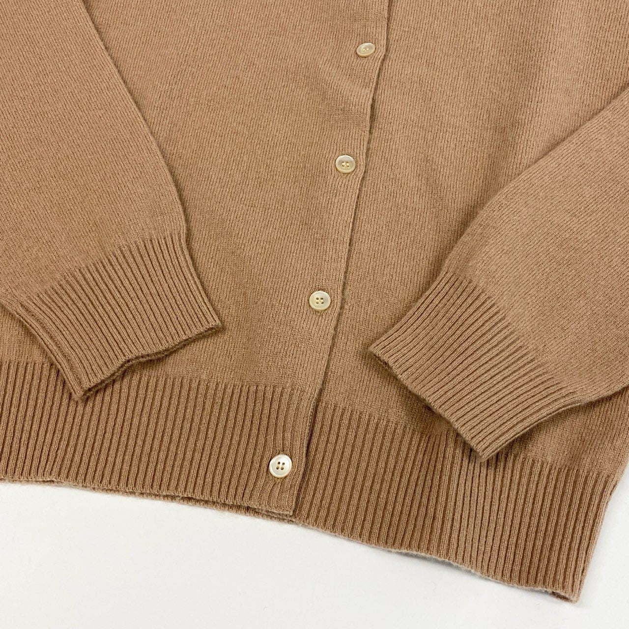 30a9 miu miu ミュウミュウ ロングスリーブ ニットカーディガン カシミヤニット 胸元ロゴ 刺繍  イタリア製 レディース サイズ42 ベージュ カシミア100％o07t