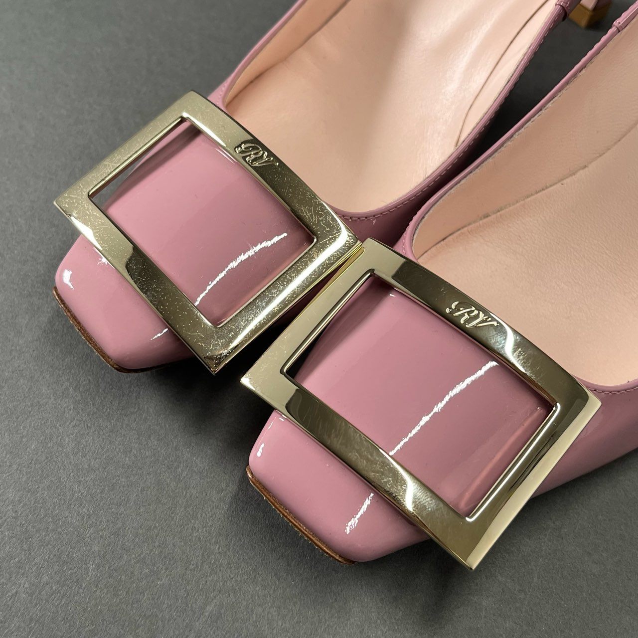 4j1 《美品》 Roger Vivier ロジェヴィヴィエ イタリア製 トランペット ゴールド金具 ヒールパンプス シューズ 34 1/2 ピンク パテントレザー