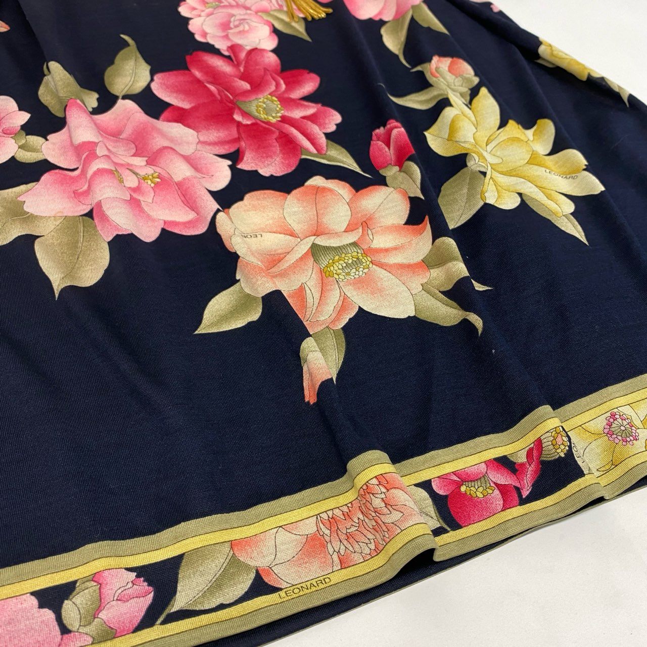 19k10 LEONARD レオナール 長袖ワンピース ロングワンピース クルーネック 花柄 0320100 Mサイズ ネイビー レディースu02t