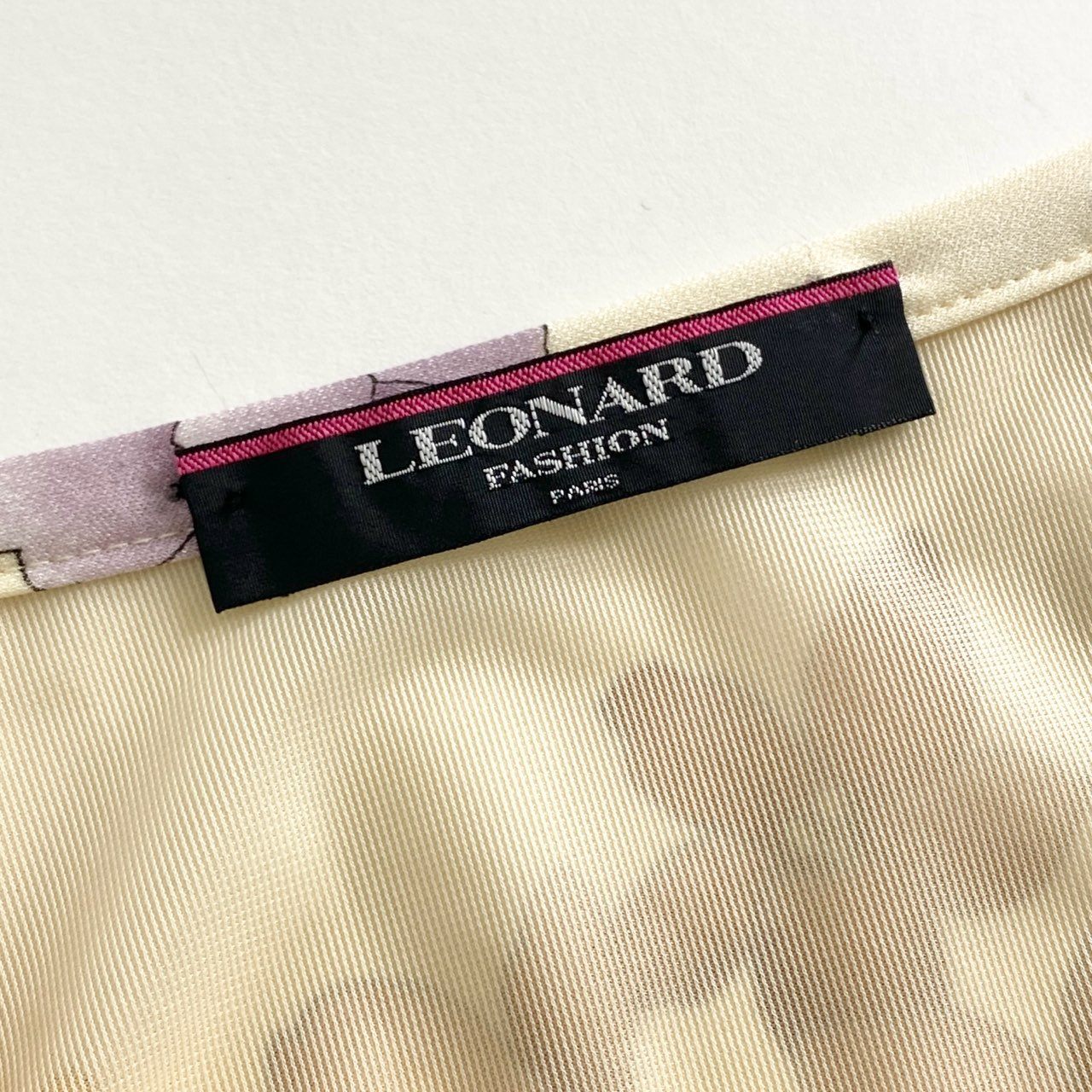 37e26-17 《美品》 LEONARD レオナール 美しい花柄プリント 花柄スカート 膝丈スカート タイトスカート サイズ64 マルチカラー トリアセテート/ポリエステル カンカン素材 レディース 日本製