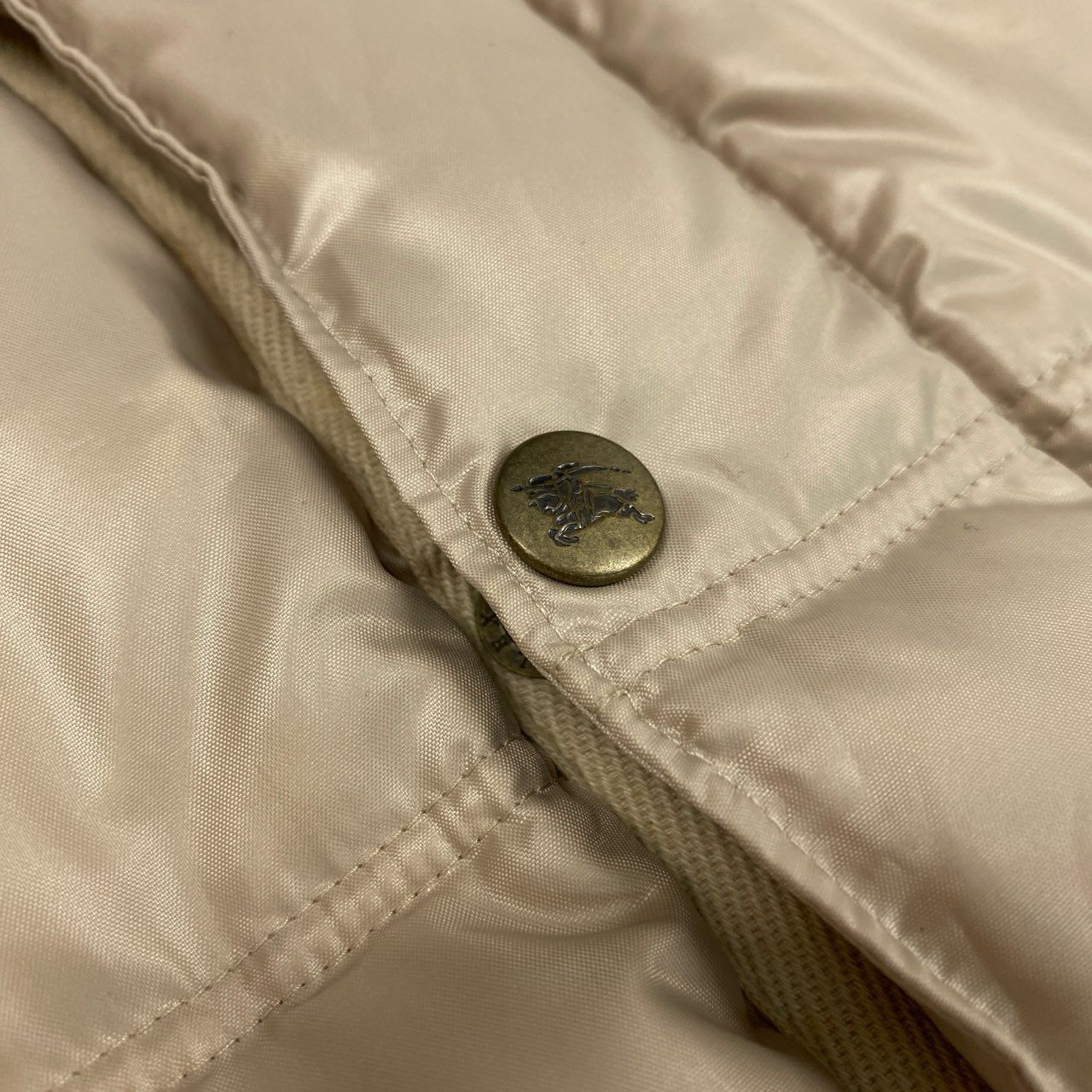 74k4 BURBERRY LONDON BLUE LABEL バーバリー ブルーレーベル ロゴ刺繍 ダウンジャケット 裏地チェック柄 フード着脱可 FCK40-733-40 Mサイズ ライトベージュ メンズo07t