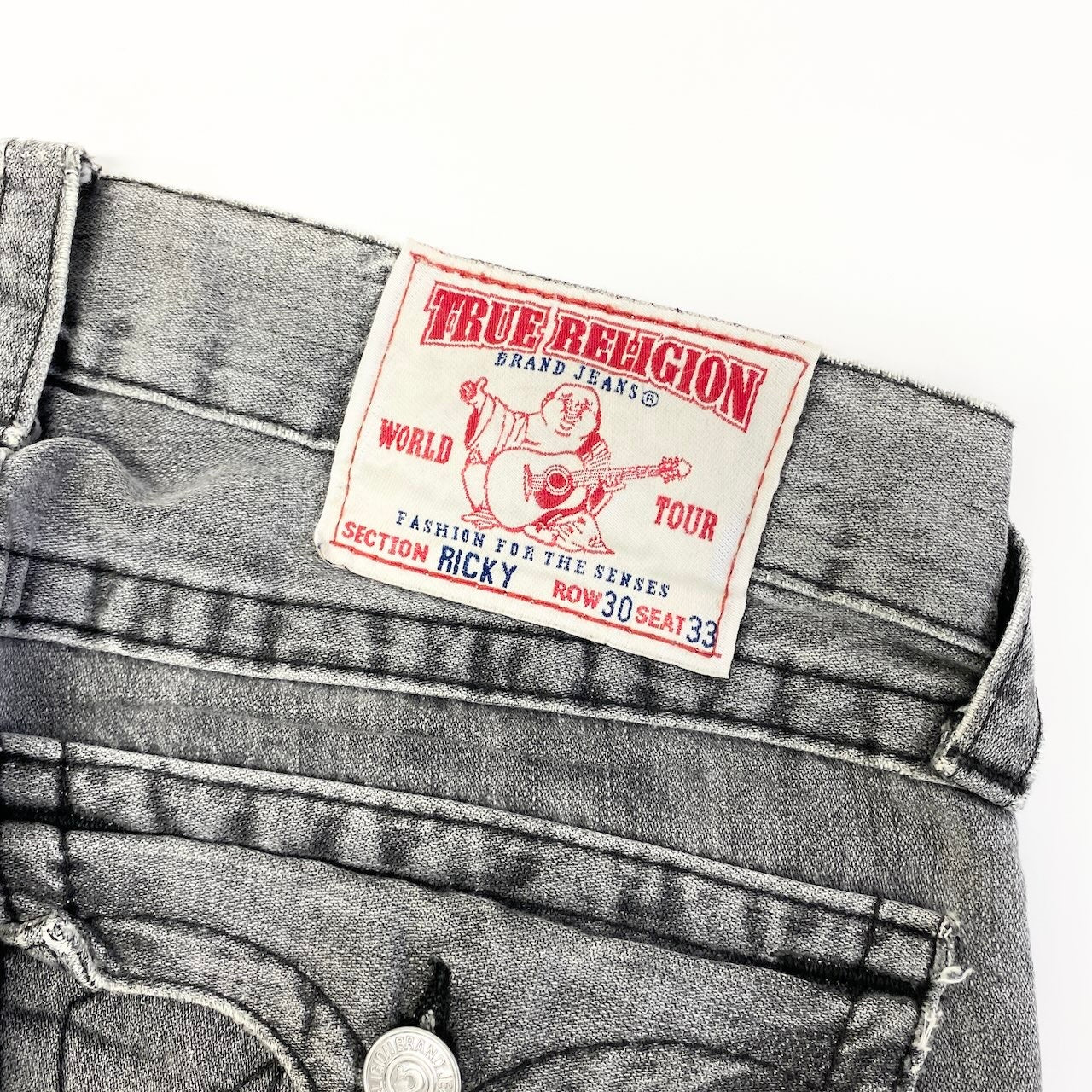 69d30 米国製 TRUE RELIGION トゥルーレリジョン RICKY ストレートフィットデニム デニムパンツ ひ型マーク 馬蹄  ROW30/SEAT33 グレー系 コットン100％ メンズ 紳士服u02t