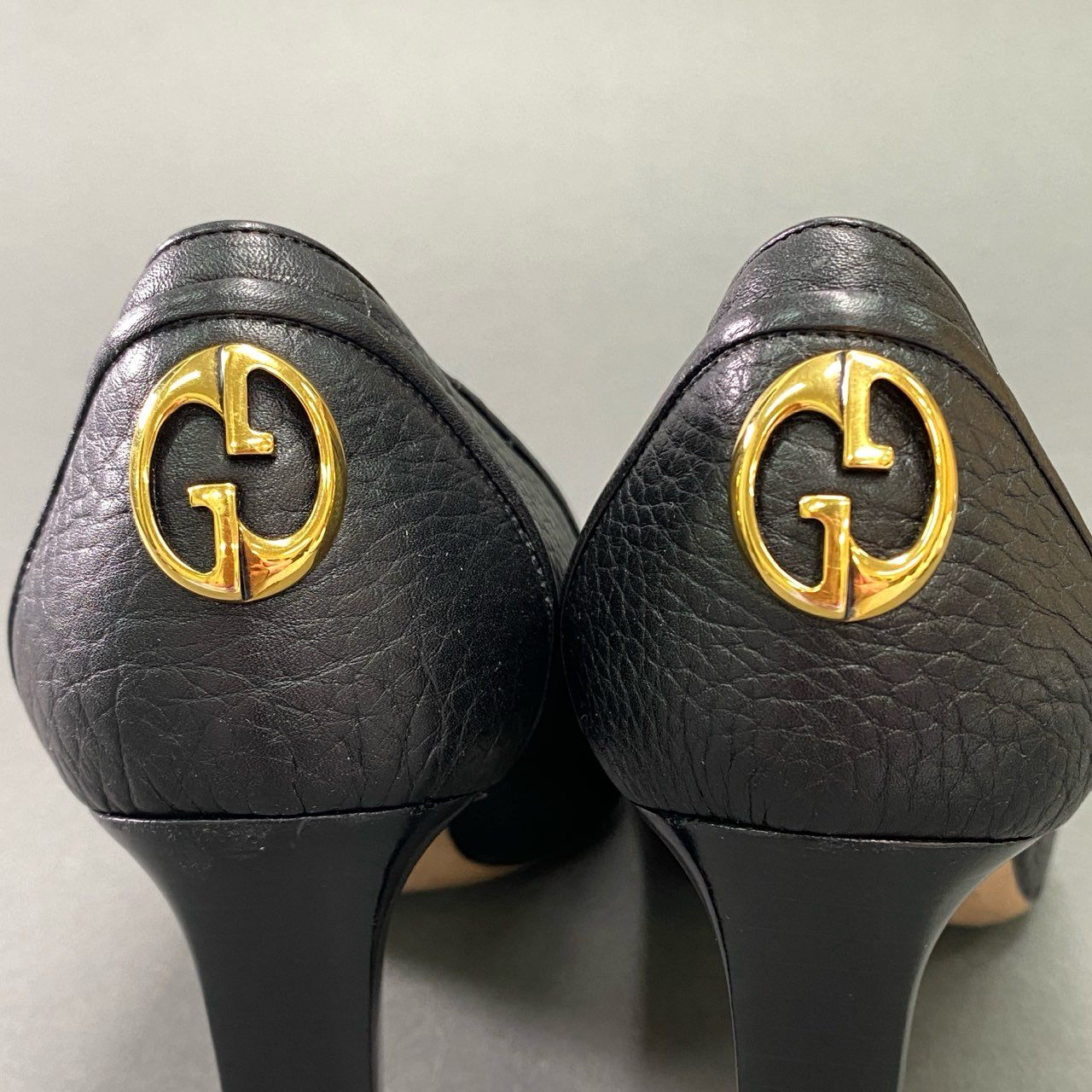 3k29 GUCCI グッチ ヒールパンプス イタリア製 ハイヒール GGロゴ ゴールド金具 型押しレザー Leather 252108  37 1/2 ブラック 本革