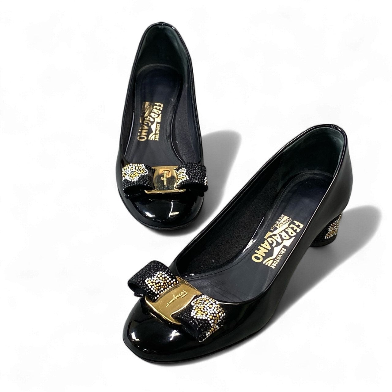 1k18 Salvatore Ferragamo サルヴァトーレフェラガモ ヒールパンプス ローヒール チャンキーヒール ヴァラリボン エナメルレザー ラインストーン装飾 5 1/2 ブラックo07t