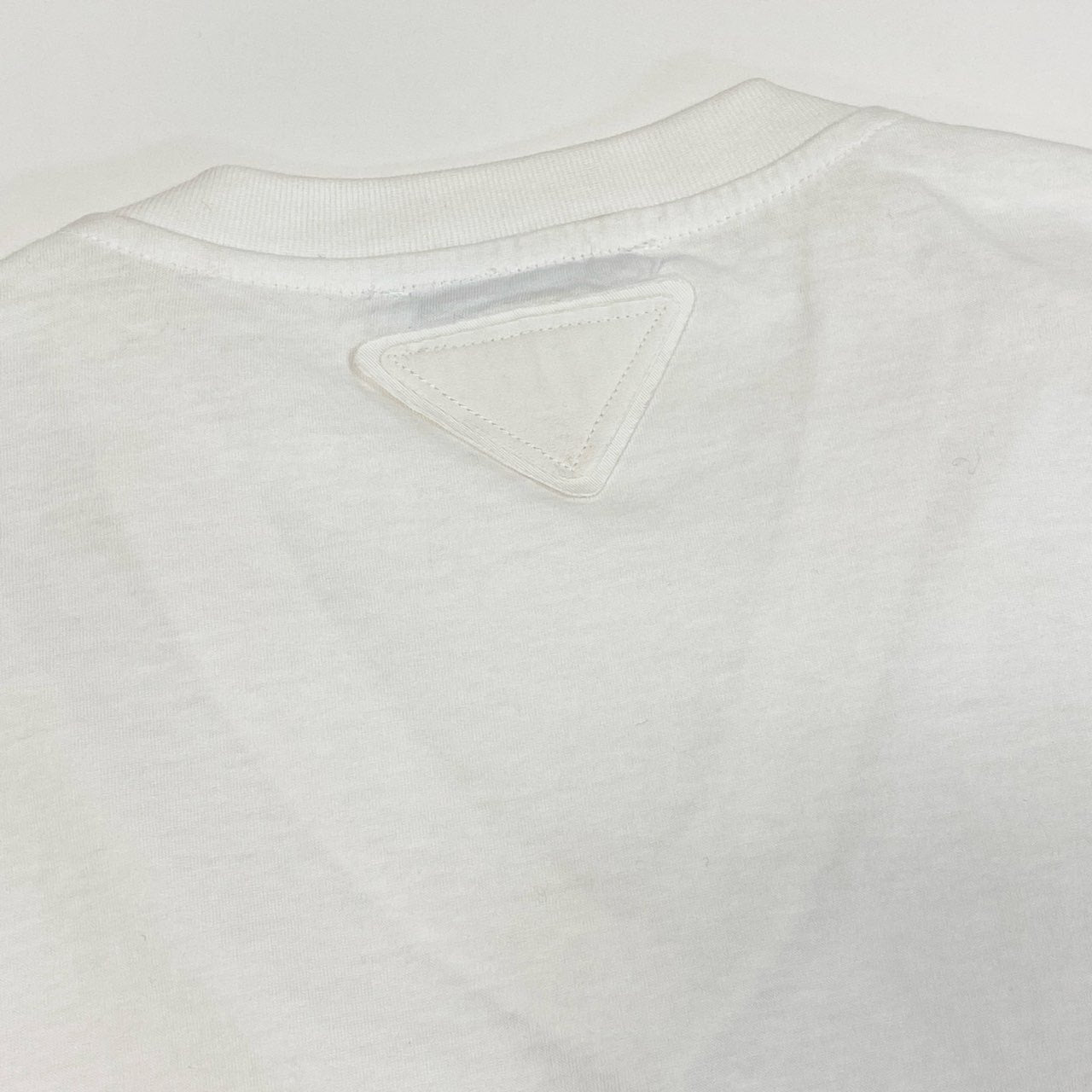 35a30 PRADA プラダ 半袖Tシャツ VネックTシャツ 三角ロゴ カットソー トップス Sサイズ ホワイト コットン100％ メンズ 男性用o07t