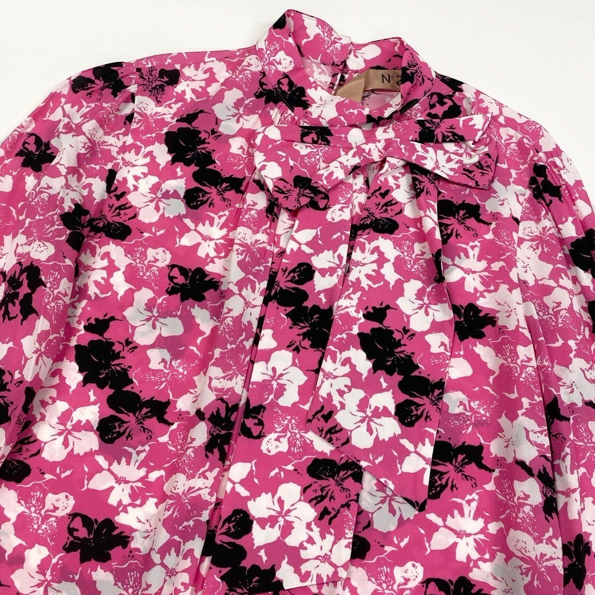 67i10 《美品》 N°21 ヌメロヴェントゥーノ 長袖ロングワンピース 花柄ワンピース リボン 総柄 イタリア製  42 ピンク ブラック レーヨン100％ レディース 女性用u02t