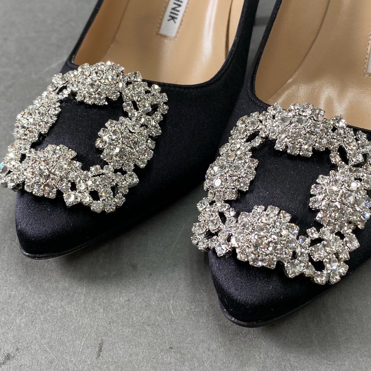 10f11 【新品】MANOLO BLAHNIK マノロブラニク HANGISI 90 CLC ハンギシ ヒールパンプス サイズ35 ブラック サテン レディース 女性用 靴 未使用品