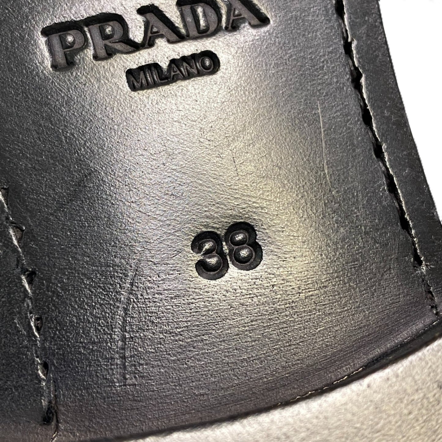 L11 PRADA プラダ バックルストラップ付 型押しロゴ ロングブーツ サイズ38 ブラック レザー レディース 靴 ミドルブーツk02i