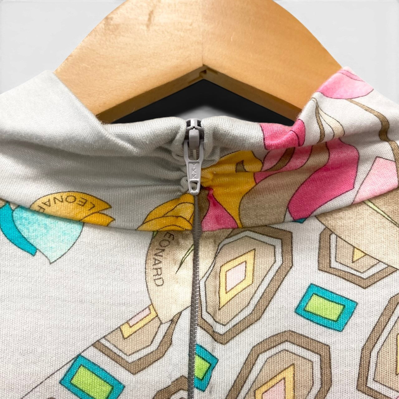 40f15 LEONARD FASHION レオナール ハイネック ロングスリーブカットソー 美しい花柄プリント トップス サイズ38 ライトグレー系 レディース 女性服u02t