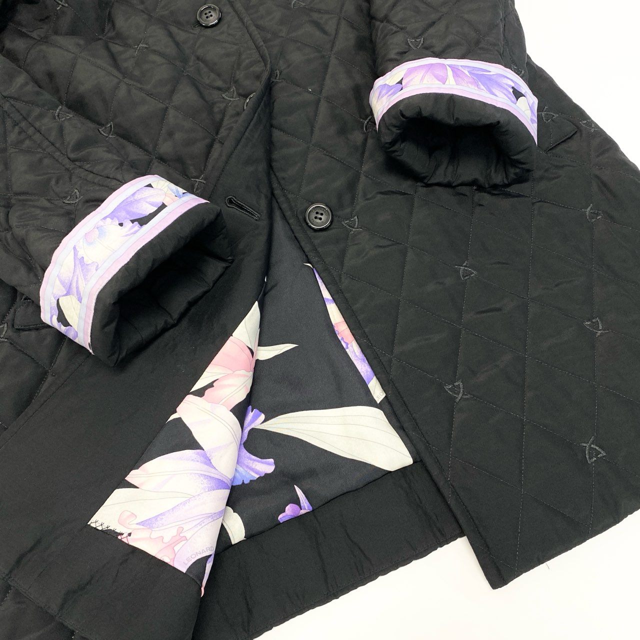 86a16 LEONARD FASHION レオナール キルティングジャケット ロングジャケット 中綿コート ロゴ刺繍 裏地花柄プリント シルク100％ レディース 女性用 40 ブラックo07t