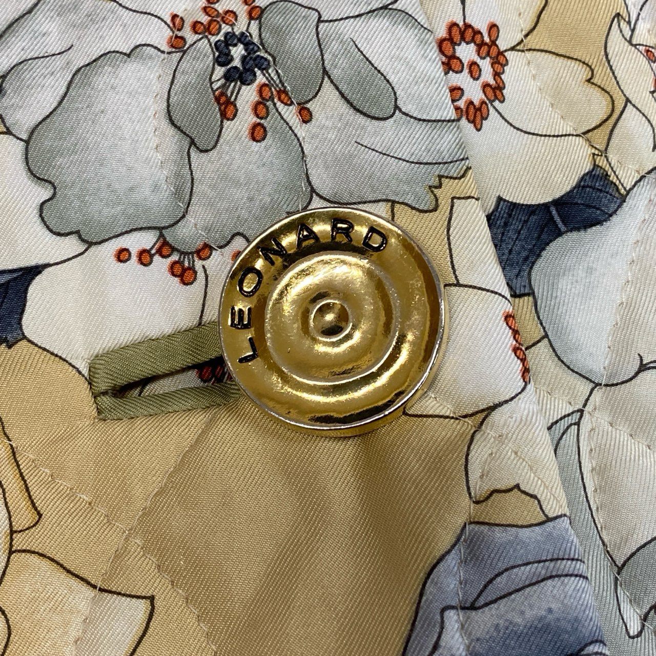 53a19 LEONARD FASHION レオナール キルティングコート ロングジャケットコート 中綿 美しい花柄プリント 金ボタン シルク100％ レディース 女性用 9AR ベージュ系u02t