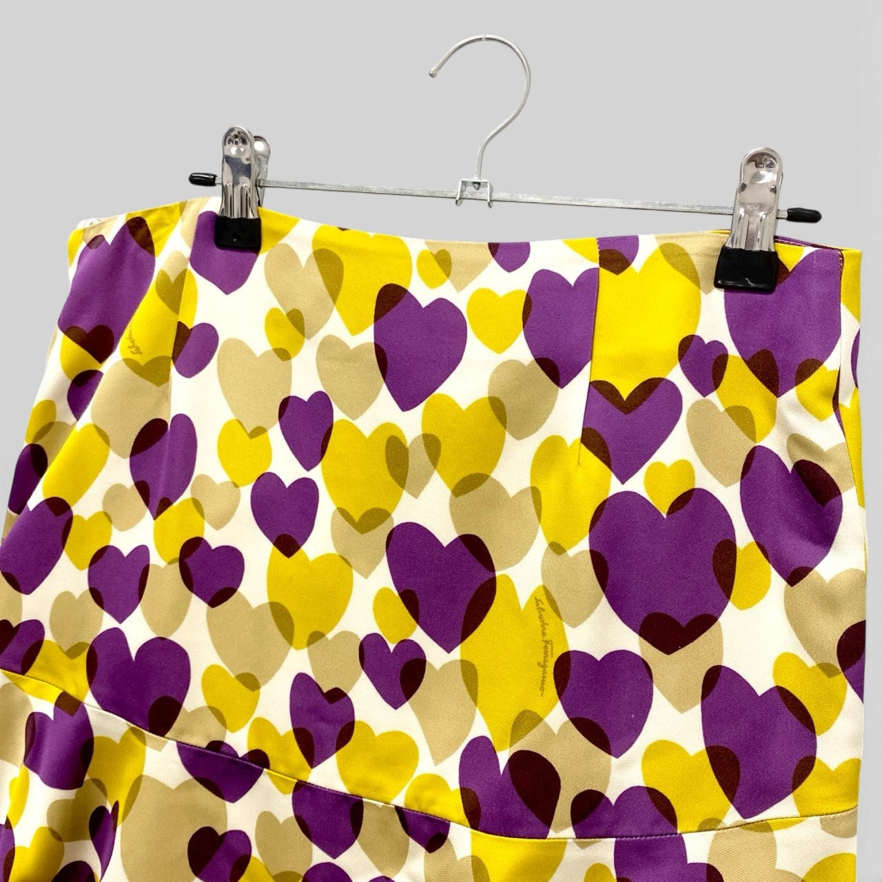 70b16 【未使用タグ付】 Salvatore Ferragamo サルヴァトーレフェラガモ ハート柄 フレアスカート 膝丈スカート 総柄プリント シルク混 レディース 女性用 サイズ40 マルチカラーu02t