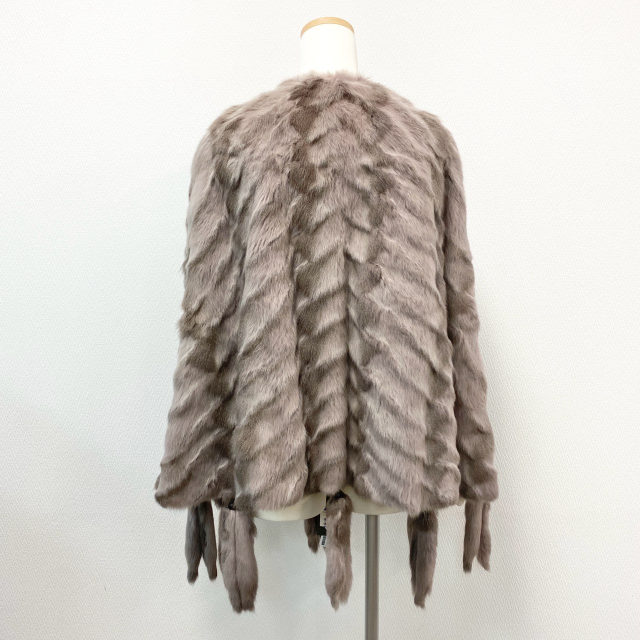 86j23 《タグ付き》 MOONBAT ムーンバット 本毛皮 レアデザイン リスファー  ポンチョ コート ティペット グレイッシュピンク リスファー 定価58万円u02t