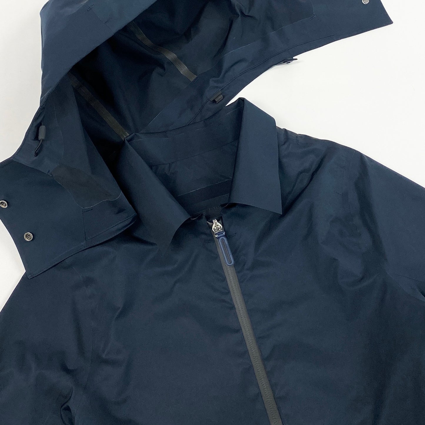 57g31 《美品》 DESCENTE デサント 撥水 ハードシェルコート DAWRGC42 M ネイビー アウトドア ジャケット ハイキング 登山 防水t18r