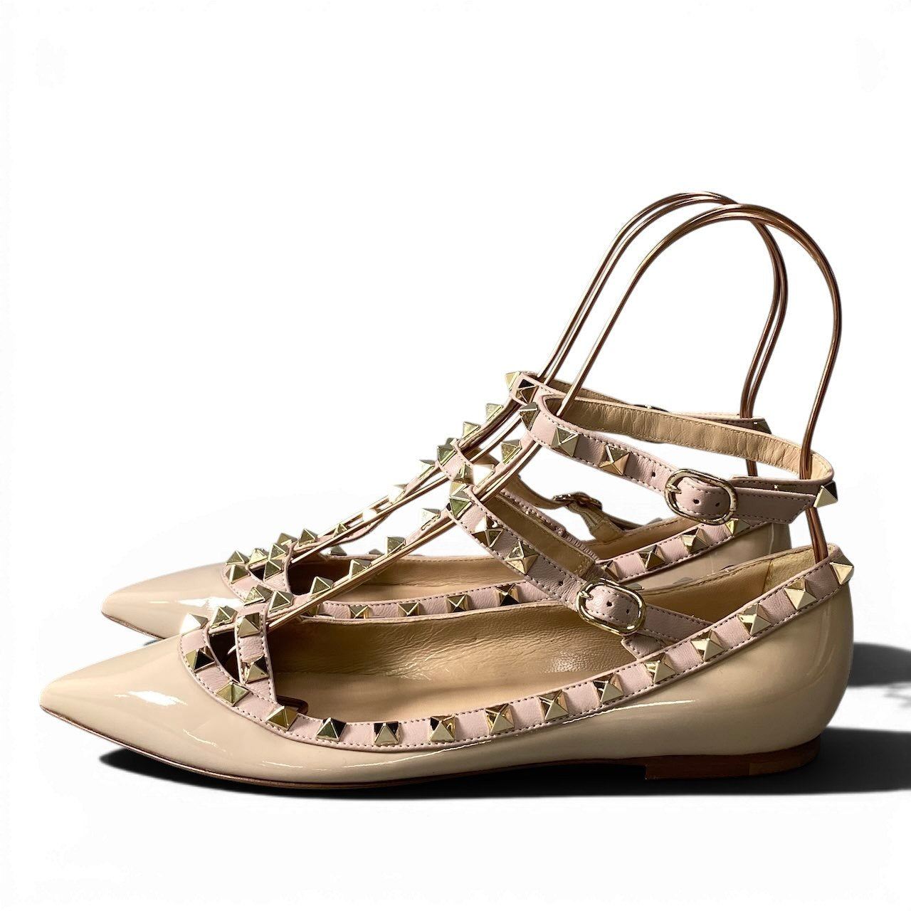 f11 【極美品】VALENTINO ヴァレンティノ ロックスタッズ フラットシューズ エナメル パンプス イタリア製 37サイズ ベージュ レザー レディース 女性用k02i
