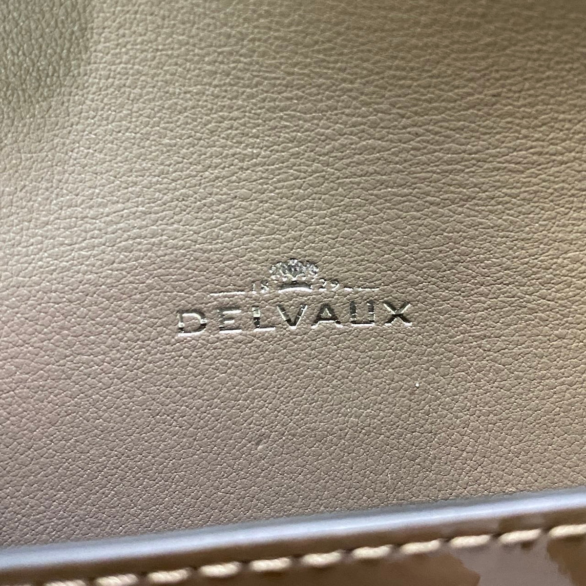 j2 DELVAUX デルヴォー マダム バッグチャーム Madame Charms Vernis カーキ エナメル アクセサリーt18r