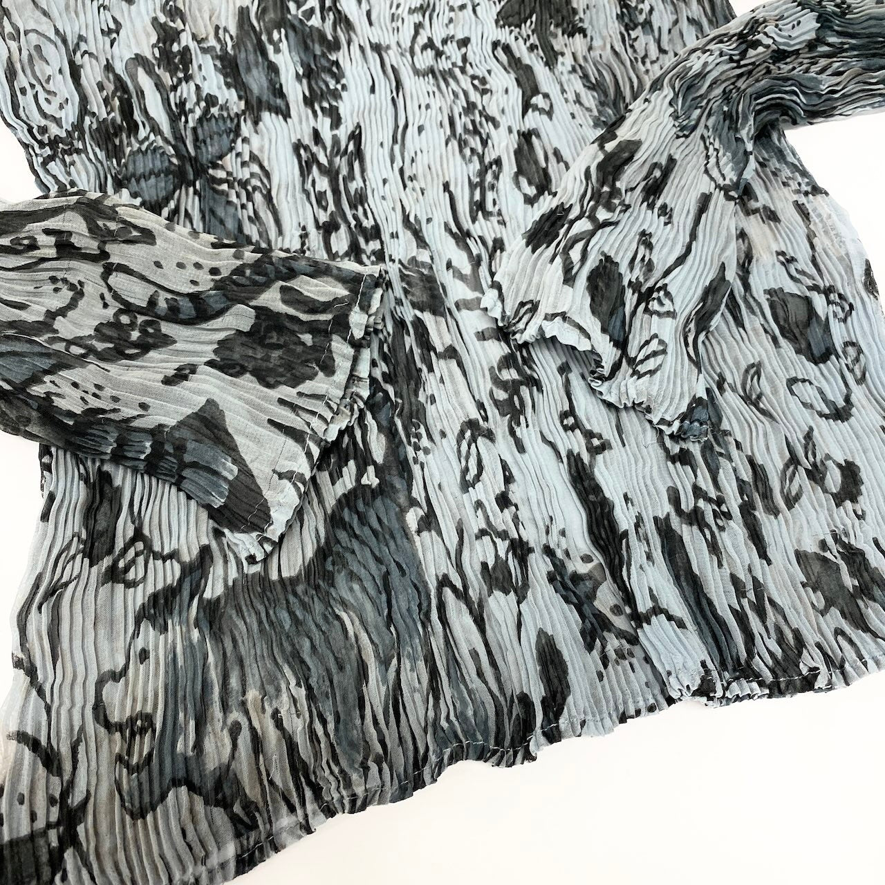 42c24 ISSEY MIYAKE イッセイミヤケ ハイネックプリーツカットソー ロングスリーブカットソー 猫 蝶 花柄  IM02FJ953 Mサイズ グレー系 ポリエステル100％ レディース 女性用o07t