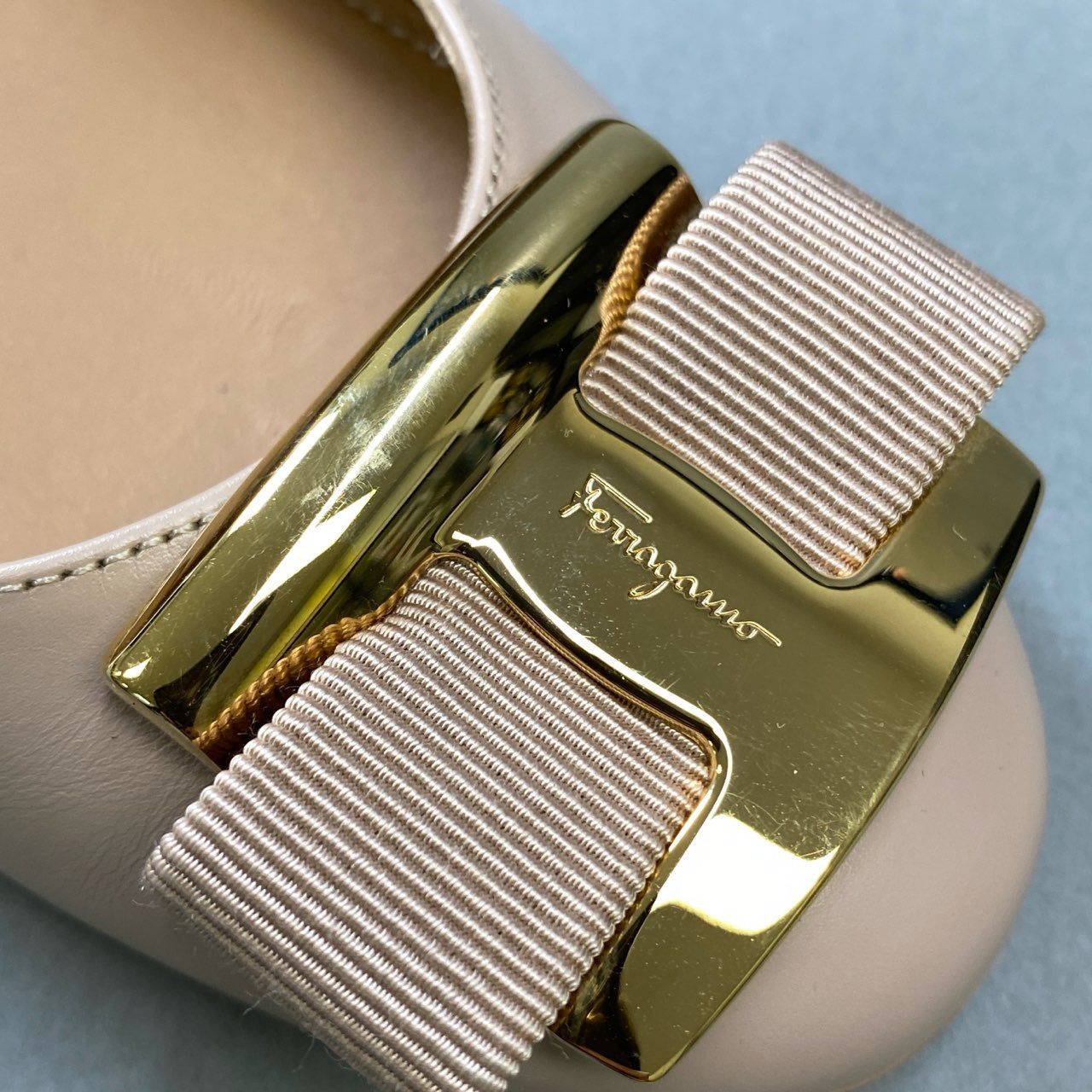 6j16 《美品》 SALVATORE FERRAGAMO サルヴァトーレフェラガモ NINNA ヒールパンプス イタリア製 ヴァラリボン シューズ 6 23cm相当 ピンクベージュ レザー レディースo07t