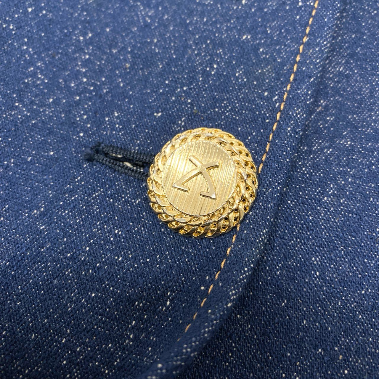 15Ⅼ1【美品】LEONARD レオナール ノーカラージャケット デニムジャケット 刺繍 金ボタン 11ARサイズ インディゴ レディースo07t