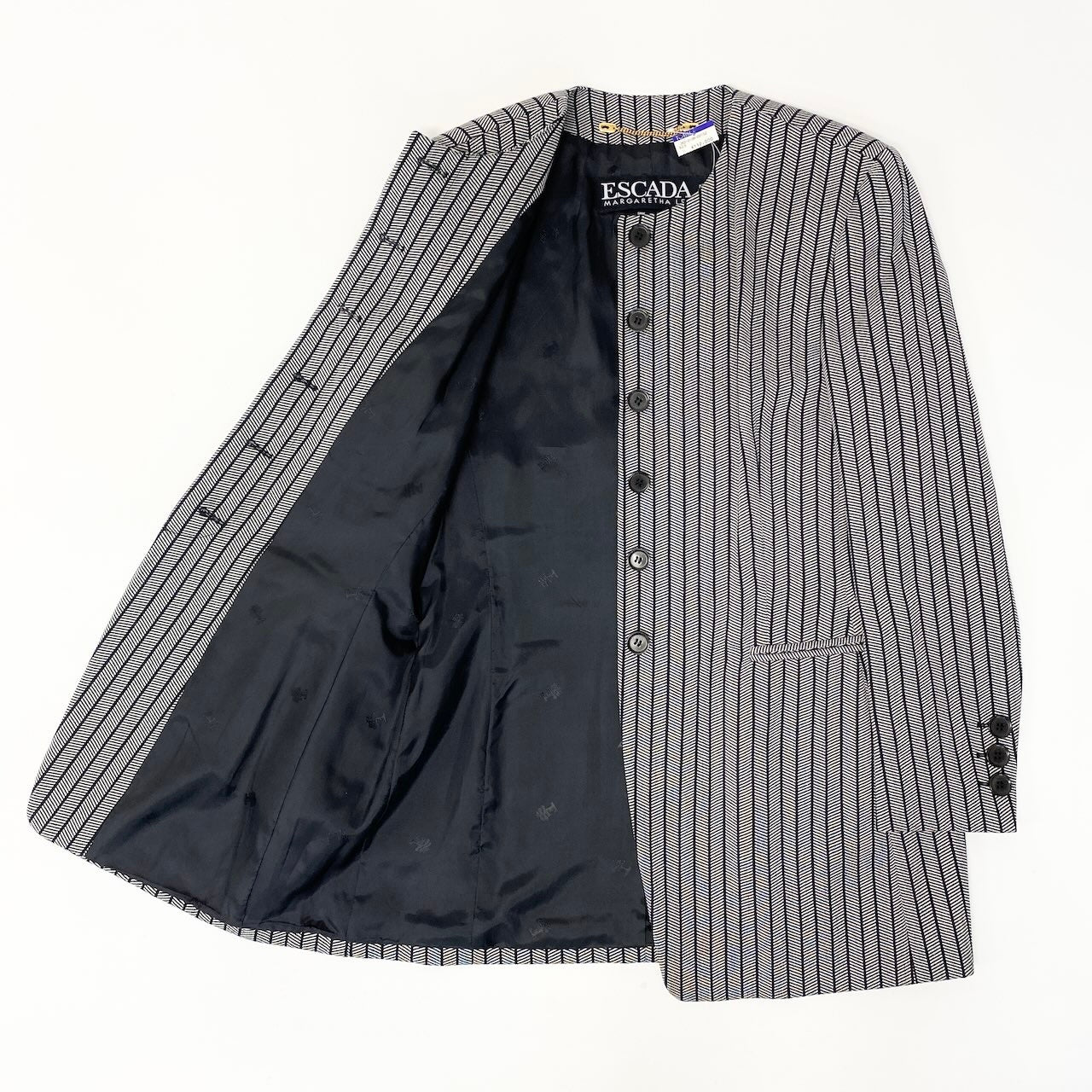 50e8【未使用タグ付】 ESCADA エスカーダ セットアップ パンツスーツ ノーカラー ロングジャケット タックパンツ ストライプ柄 サイズ38 ブラック ホワイト レディース 女性用u02t