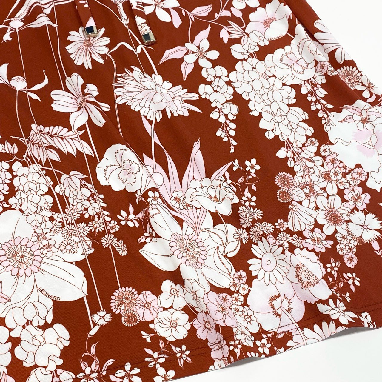 68d13 【極美品】 LEONARD PARIS レオナール ショートスリーブワンピース 膝丈ワンピース 美しい花柄プリント Vネック イタリア製 サイズ38 レッド系 ナイロン100％ レディース 女性用u02t