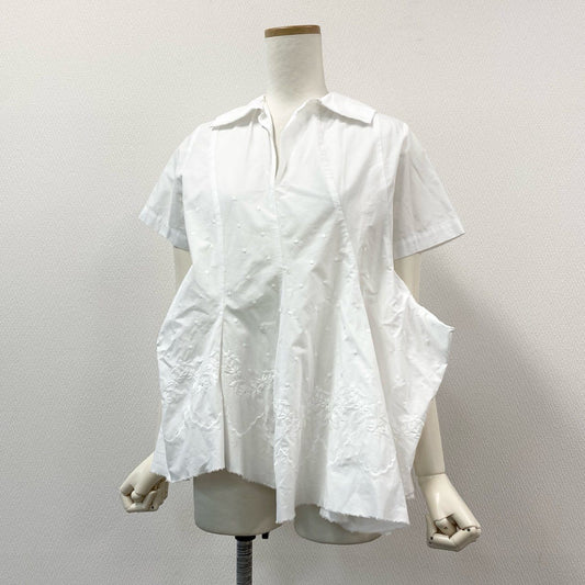 64g18 《美品》 tricot COMME des GARCONS トリコ コムデギャルソン 刺繍デザイン ペプラムシャツ M ホワイト ブラウス AD2020