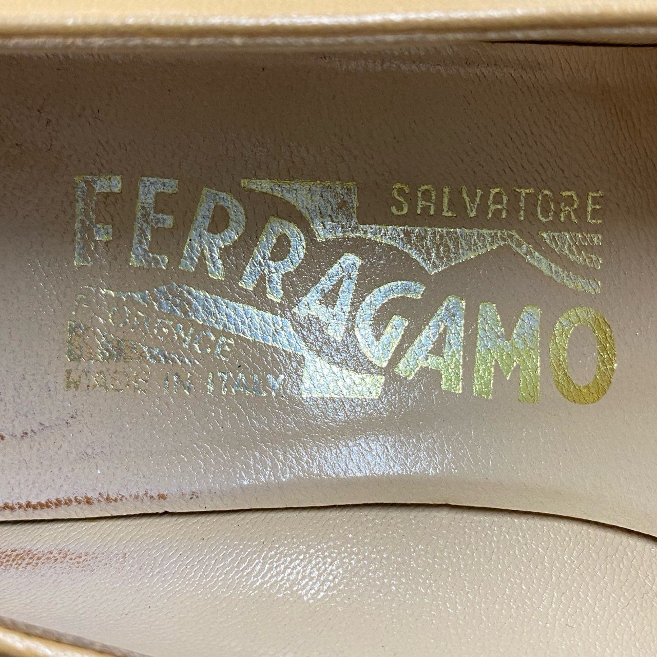 5i20 《美品》 Salvatore Ferragamo サルヴァトーレ フェラガモ LICATA ガンチーニ ローファー 6 1/2 ベージュ レザー イタリア製 パンプス