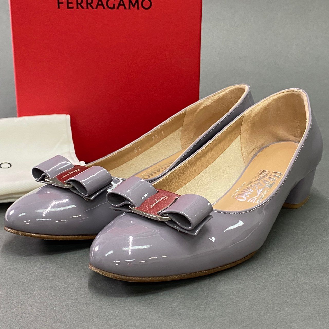 5a9 Salvatore Ferragamo サルヴァトーレ フェラガモ VARA ヴァラリボン エナメルヒールパンプス 7 1/2 ラベンダー パテントレザー イタリア製 シューズ