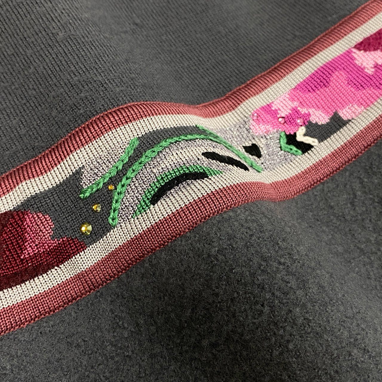 63d13 LEONARD FASHION レオナール 七分袖 ニットワンピース 膝丈ワンピース 花柄刺繍 ラインストーン装飾 リブ切替 ウールシルク混 サイズ40 グレー レディース 女性用o07t