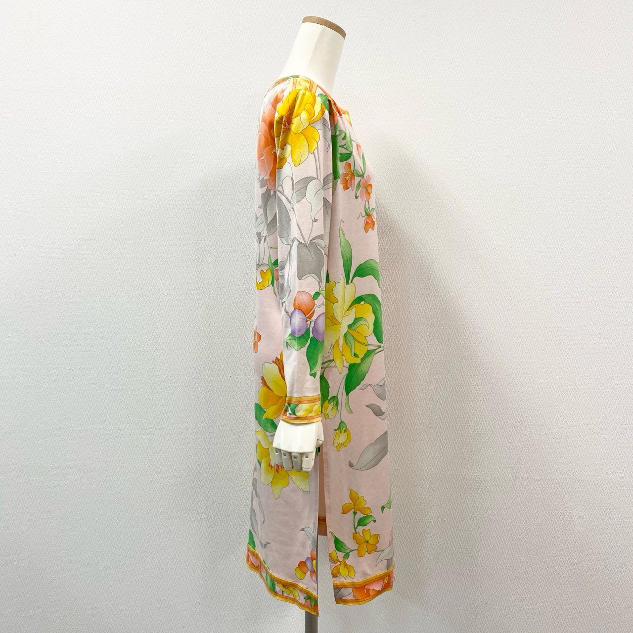32i9 LEONARD レオナール 長袖カットソーワンピース トップス クルーネック 花柄 裾スリット レディース 女性用 ピンク マルチカラーu02t