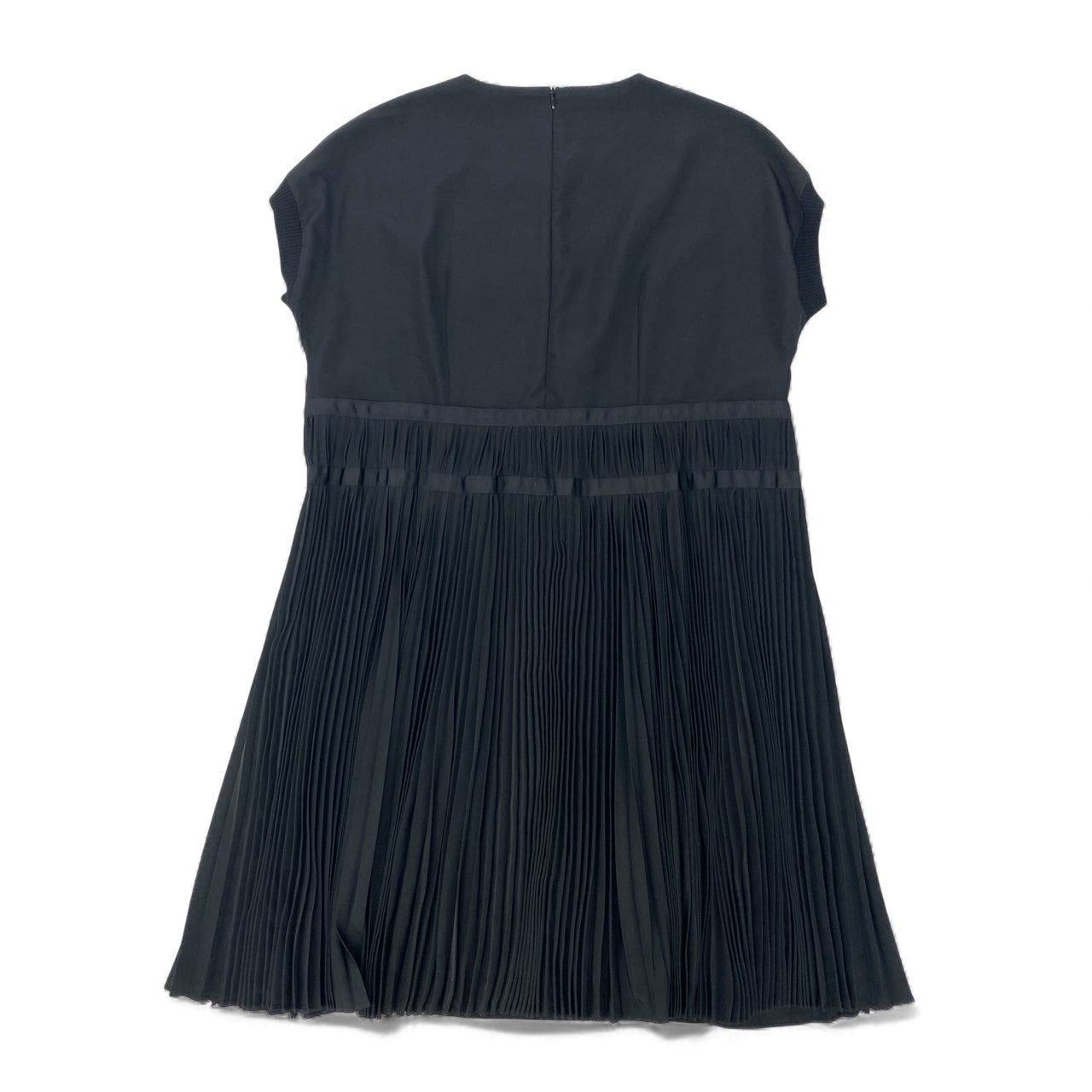 28k29 TOKUKO 1er VOL トクコプルミエヴォル フレンチスリーブ ニットワンピース プリーツ切替 身幅ゆったり○ フロント刺繡 レディース 女性用 ９ ブラックu02t