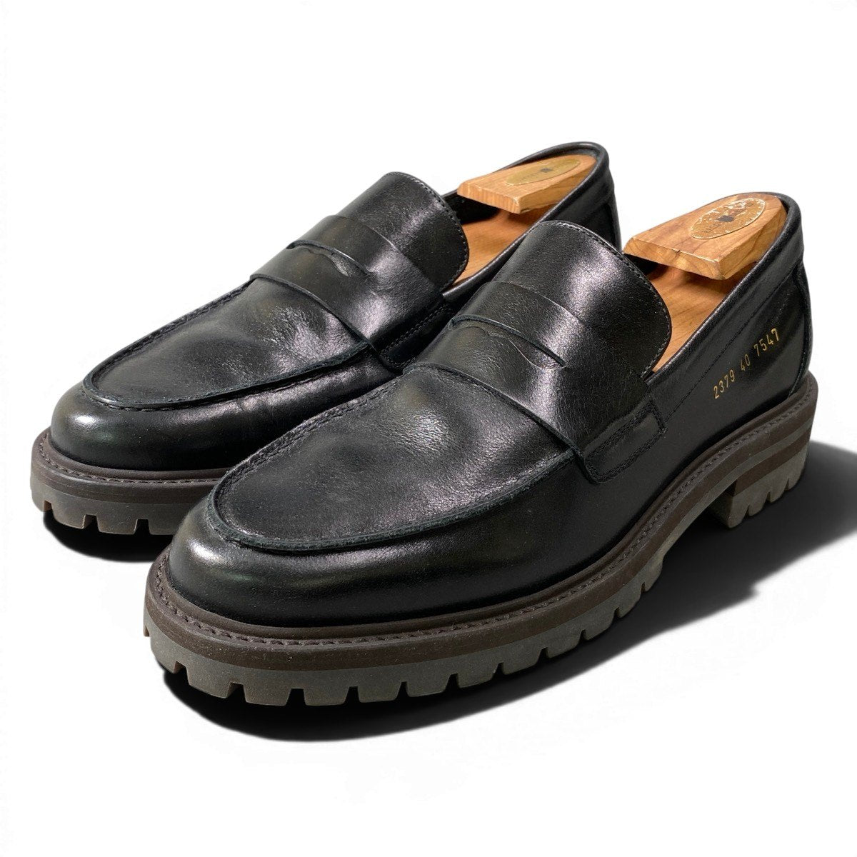 2g8【美品】COMMON PROJECTS コモンプロジェクト レザーコインローファー レザー シューズ 2379 7547 40サイズ ブラック レザー メンズ 男性用o07t