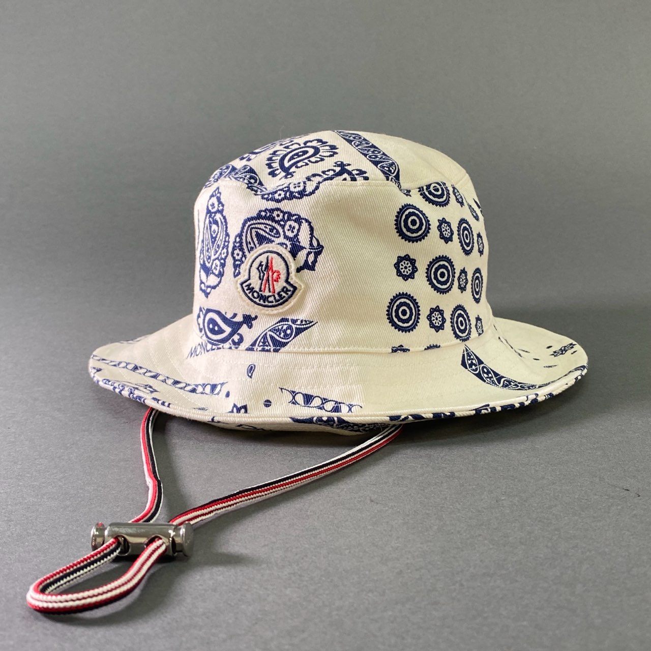 a17 MONCLER モンクレール 2022 Paisley Bucket Hat ペイズリー バケットハット I10913B00053 M ホワイト 帽子