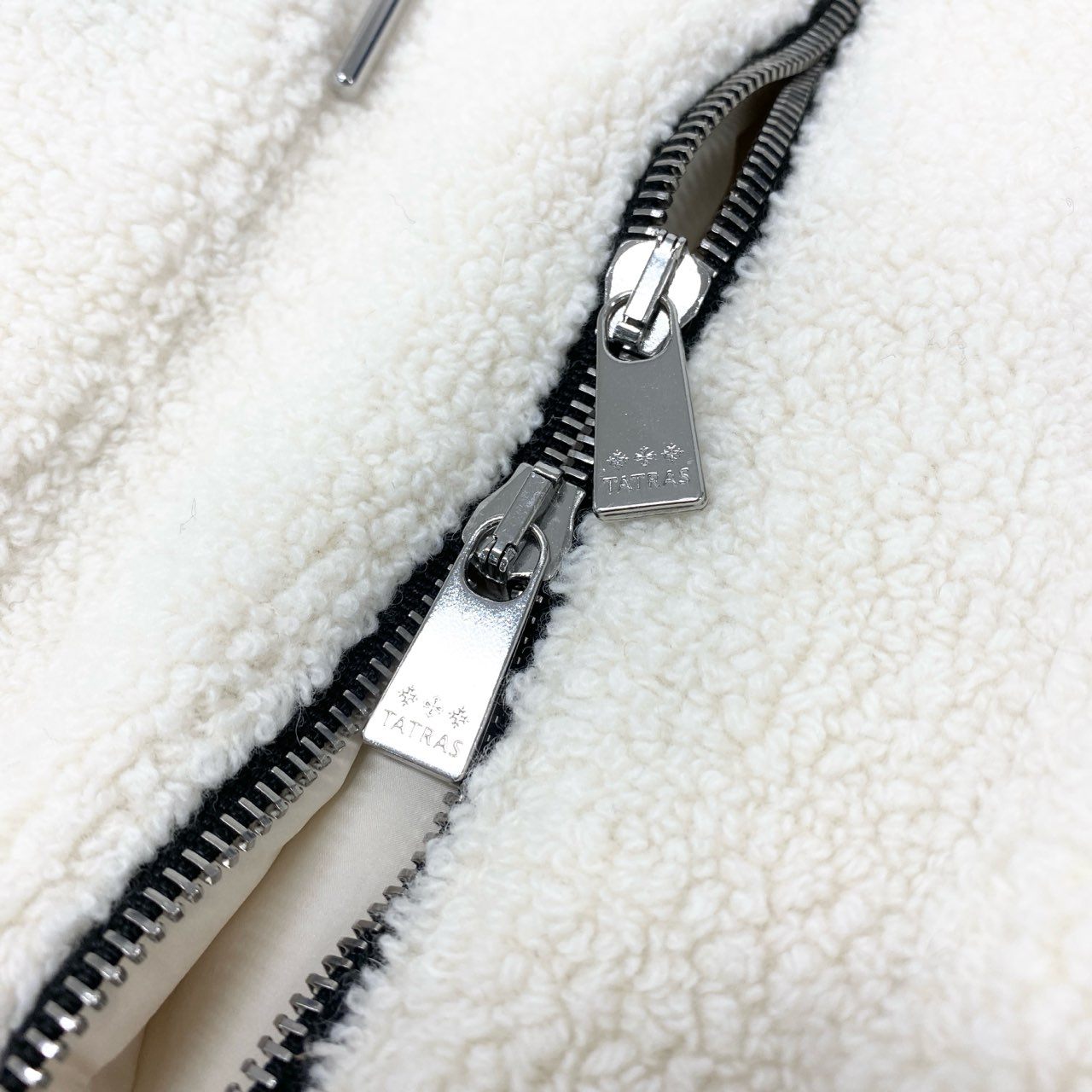 53Ⅼ2 【極備品】 TATRAS タトラス 25AW ROBOU ロボウ ボアフリースダウンジャケット ボアブルゾン  サイズ03 ホワイト メンズ 男性用 アウターk02i