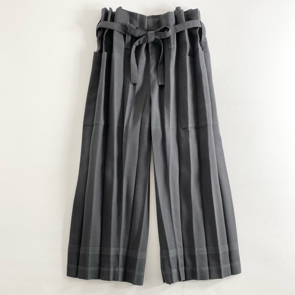 27c14 me ISSEY MIYAKE ミーバイ イッセイミヤケ クロップド プリーツパンツ グレー 紐ベルト PLEATS PANTS MI73FF522