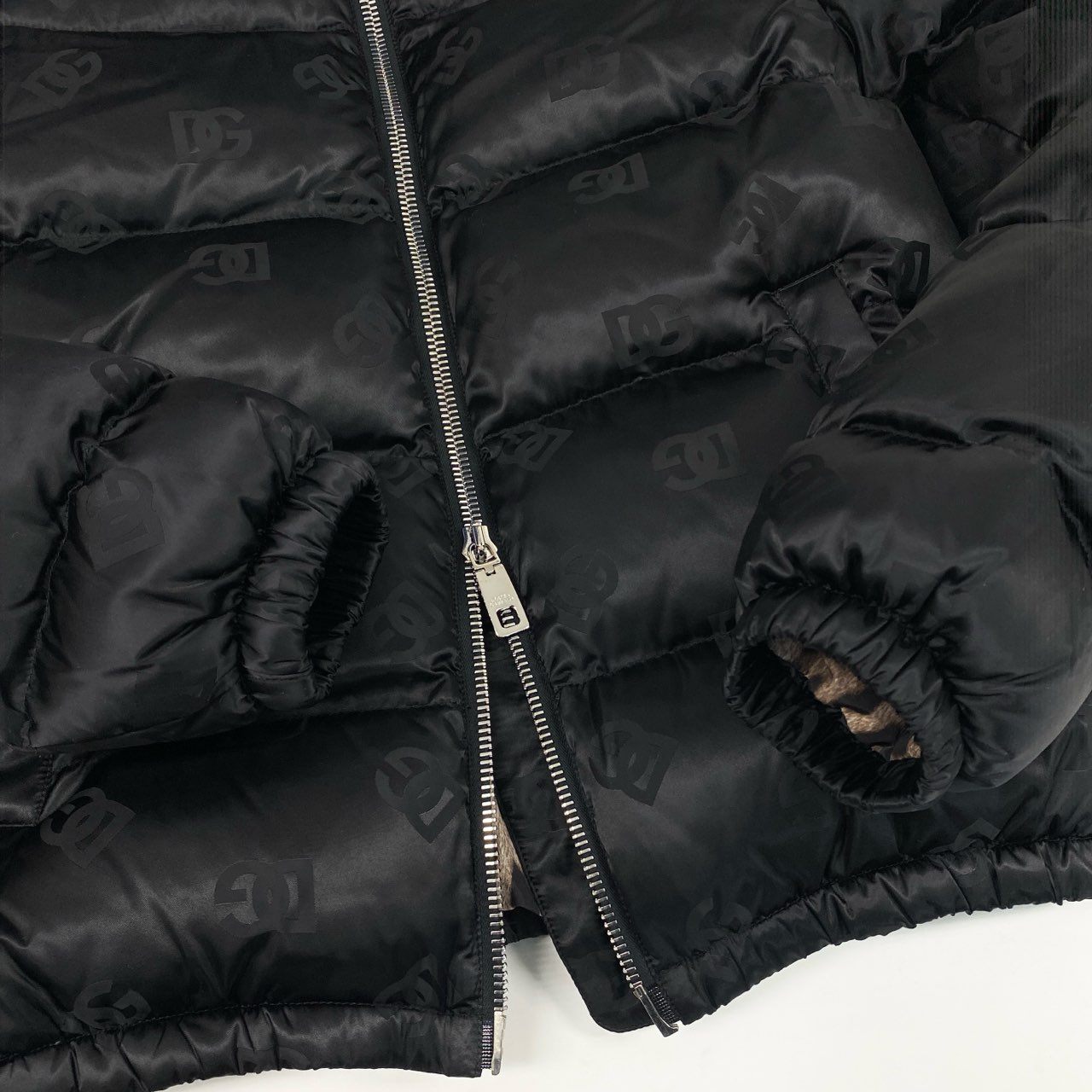 Ic10 《未使用品》定価44万 DOLCE&GABBANA ドルチェアンドガッバーナ 現行 DGロゴ パテッド サテンジャカード ダウンジャケット サイズ40 ブラック D&G タグ付t18r