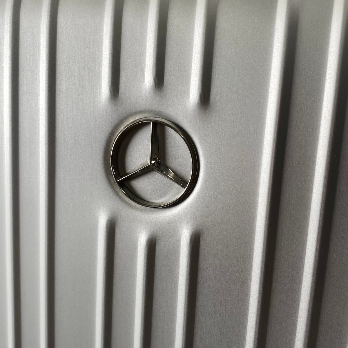 i19 【新品保管品】Mercedes-Benz メルセデスベンツ アルミ キャリーケース スーツケース 32L グレー メンズ レディース ユニセックスk02i